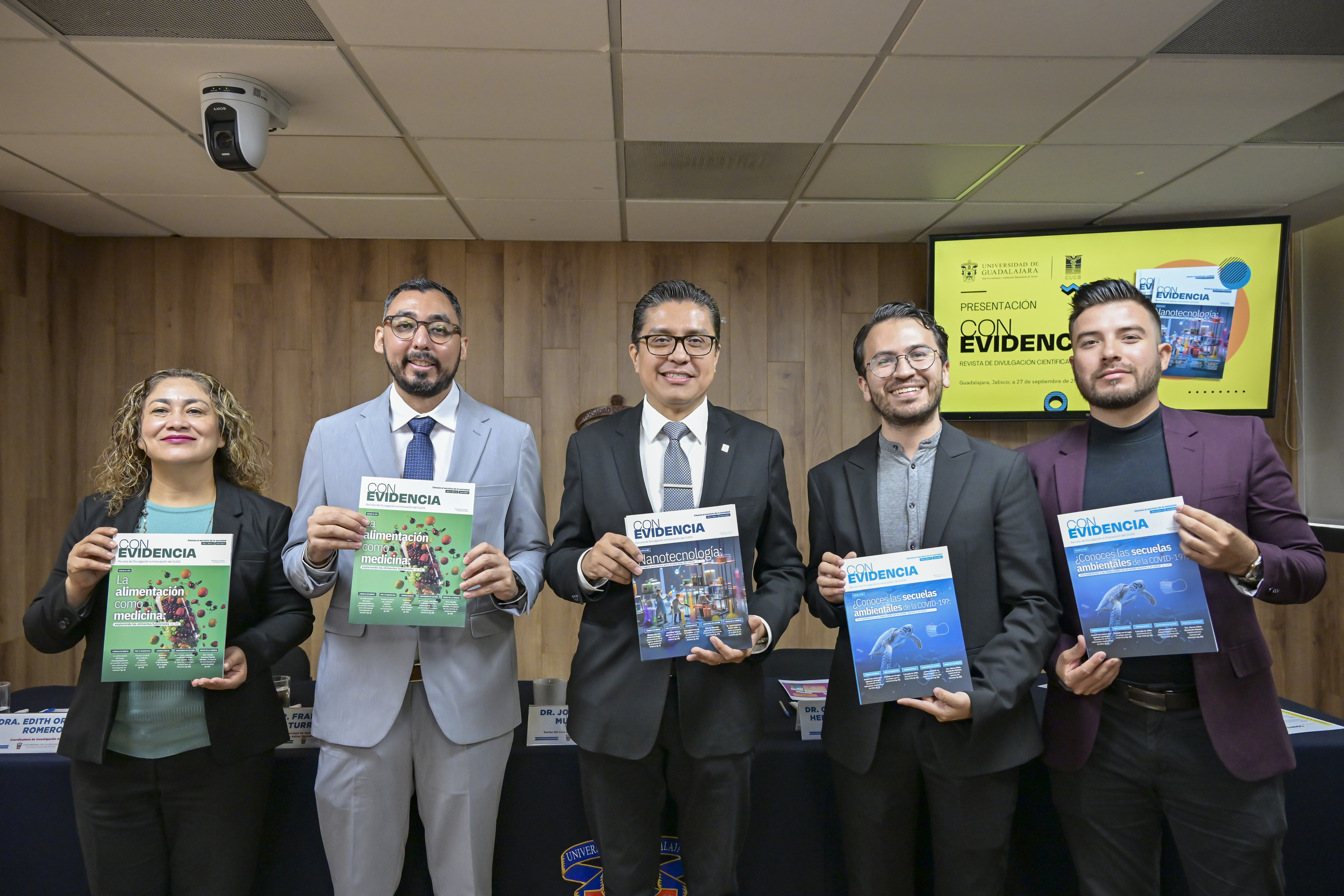 presentan revista con evidencia